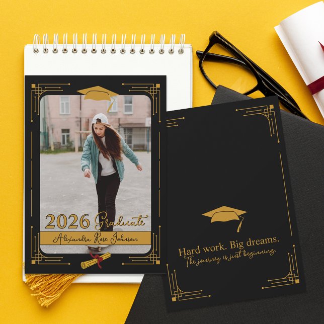 Anuncio de graduación de la clase de 2026 de Black (Black Gold Photo Graduation Announcement Card | Class of 2026 High School Graduate Custom Name.)