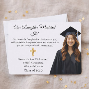 Anuncio de graduación de MBA con foto de graduada