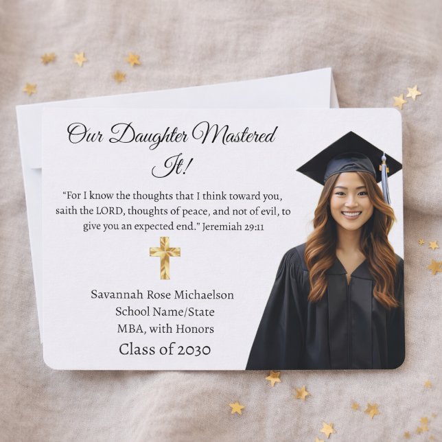 Anuncio de graduación de MBA con foto de graduada  (Subido por el creador)