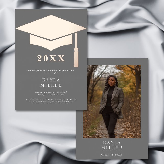Anuncio de graduación de tapa dorada rosa gris min (Minimal Gray & White Gold Cap Grad Announcement)