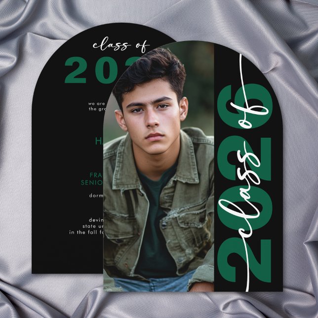 Anuncio de graduación de tipografía verde moderna  (Modern Green Typography Arch Grad Announcement)