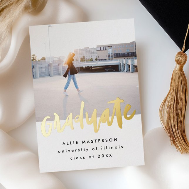 Anuncio de graduación dorado con letra a mano (Hand Lettered Photo Golden Graduation Announcement)