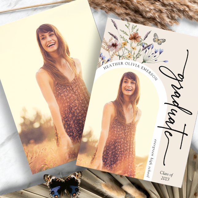 Anuncio de graduación floral elegante (Elegant Floral Graduate Picture Announcement with Butterfly by Painted Paperie
)