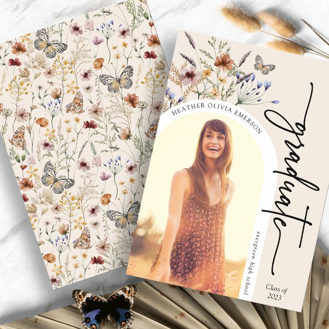 Anuncio de graduación floral moderno (Modern Floral Graduate Picture Announcement with Butterfly by Painted Paperie
)