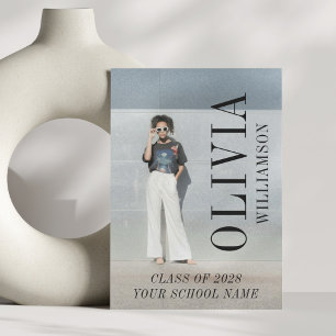 Anuncio de graduación moderno con nombre vertical 