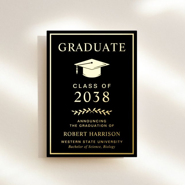 Anuncio de graduación universitaria negro elegante (An elegant college graduation announcement to celebrate the graduate's achievements)