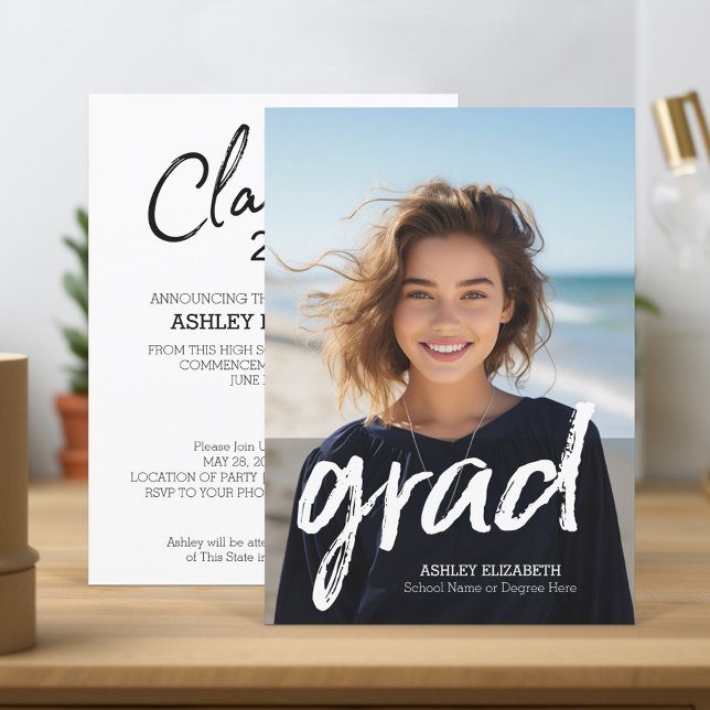 Anuncio de graduación vertical con foto de tendenc (Trendy Grad Announcement and Party Invitation)