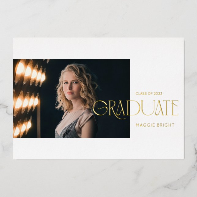 Anuncio de graduado con escritura moderna 2023 (Anverso)