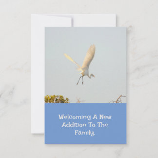 Anuncio de nacimiento con cigüeña volando.