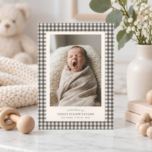 Anuncio de nacimiento con foto de bebé en gris tau