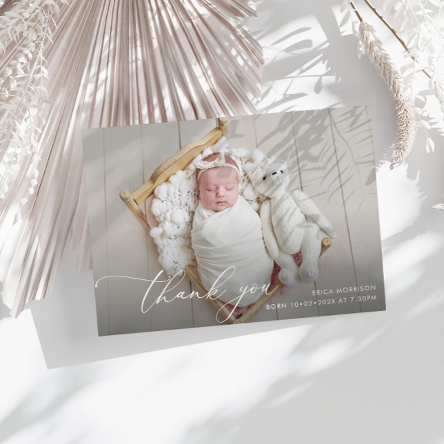 anuncio de nacimiento con letras blancas (Subido por el creador)