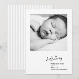 Anuncio de nacimiento de bebé con raya minimalista