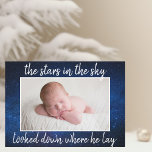 Anuncio de nacimiento de bebé Navidades religiosos<br><div class="desc">Las estrellas en el cielo miraron hacia abajo donde yacía. Un hermoso anuncio de nacimiento de Navidades religiosos con tu foto del recién nacido bonito debajo de la encantadora letra de la canción de los Navidades de Away in a Manger. Anuncie los detalles de su bebé en la espalda junto...</div>