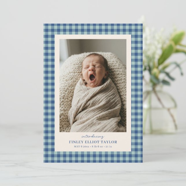 Anuncio de nacimiento de bebé niño en cuadros ging (Anverso de pie)