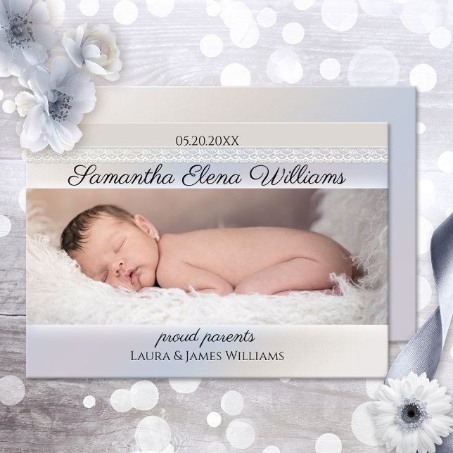 Anuncio de nacimiento de foto de bebé simple y ele (Elegant Baby Birth Announcement card featuring a photo of your newborn on a pastel design with lace)