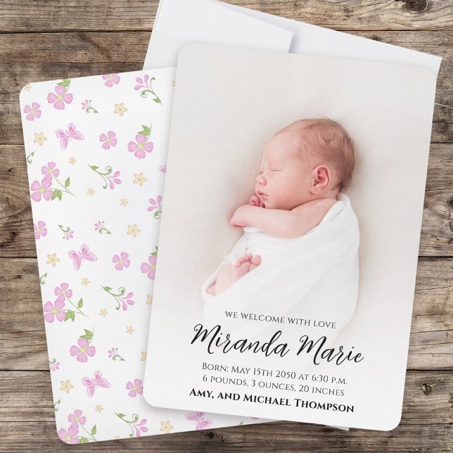 Anuncio de nacimiento de foto de niña rosa con flo (Baby photo announcement card with floral and butterfly pattern. )