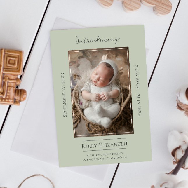 Anuncio de nacimiento de foto moderna verde sage (Sage Green Modern Photo Birth Announcement)
