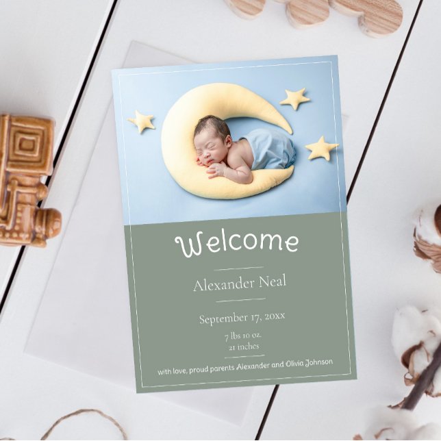 Anuncio de nacimiento de foto moderna verde sage (Sage Green Modern Photo Birth Announcement)