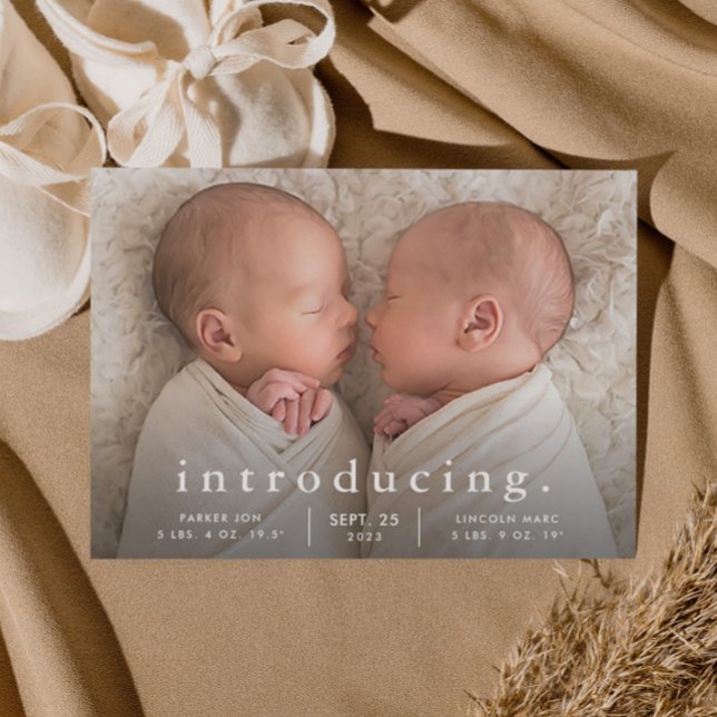 Anuncio de nacimiento de gemelos con foto minimali (Simple typography twins baby birth announcement.)