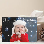 Anuncio de nacimiento de Navidades de foto bebé<br><div class="desc">Elegantes Navidades tarjeta de anuncio de nacimiento con un bello verso de la biblia sobre Jesús en tipografía cursiva blanca. Para nosotros, nace un niño. Isaías 9:6. Bonita tarjeta de vacaciones para recién nacidos con una foto completa bajo las escrituras religiosas en el frente. Añada la segunda fotografía de su...</div>