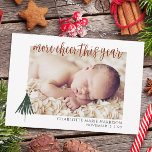 Anuncio de nacimiento de Navidades del Recién naci<br><div class="desc">Comparte con toda tu familia y amigos que agregaste más alegría este año. Este sencillo y elegante anuncio de nacimiento será la manera perfecta de anunciar la llegada de su recién nacido. texto personalizar en la parte delantera y trasera de la tarjeta. Personalice con 1 foto en la parte delantera...</div>