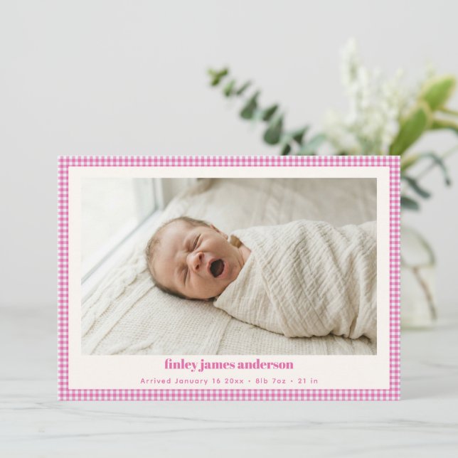 Anuncio de nacimiento de niña con gingham rosa par (Anverso de pie)