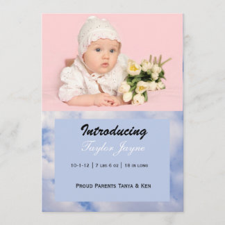 Anuncio de nacimiento de niña con nubes rosadas y 