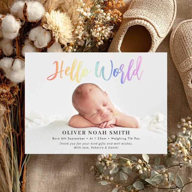 Anuncio de nacimiento del bebé arcoiris Hola mundo (Celebrate your newborn’s arrival with this vibrant "Hello World" birth announcement card.)