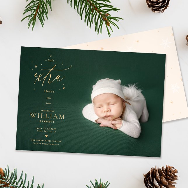 Anuncio de nacimiento en invierno tarjeta de vacac (Extra cheer Christmas Birth announcement photo card flatlay with pinecones and foliage)
