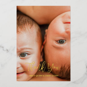Anuncio de nacimiento foto de gemelos emocionados