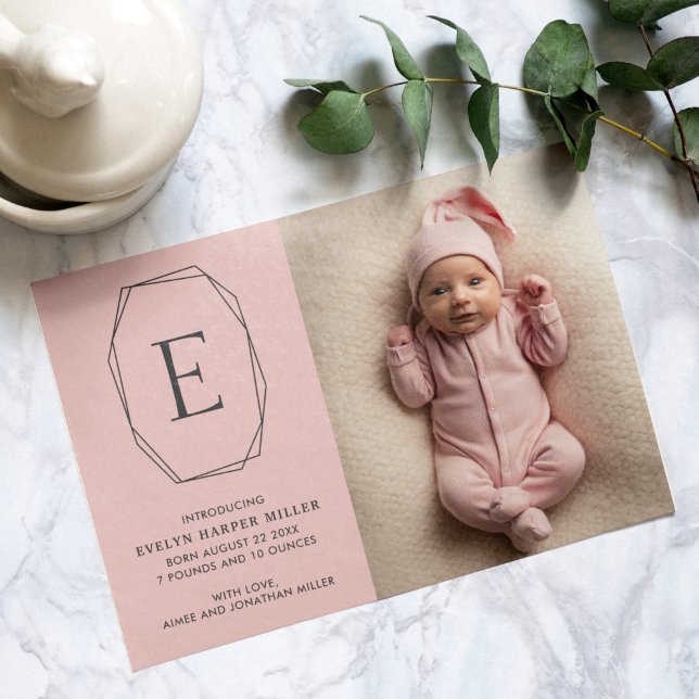 Anuncio de nacimiento Monograma tarjeta rosa moder (Modern monogram birth announcement card in pink)