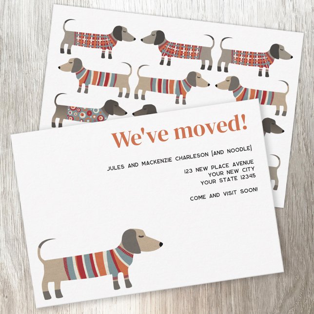 Anuncio de traslado de perro Dachsund divertido (Adorable Dachshund wiener sausage dog personalized custom text new home moving announcement)