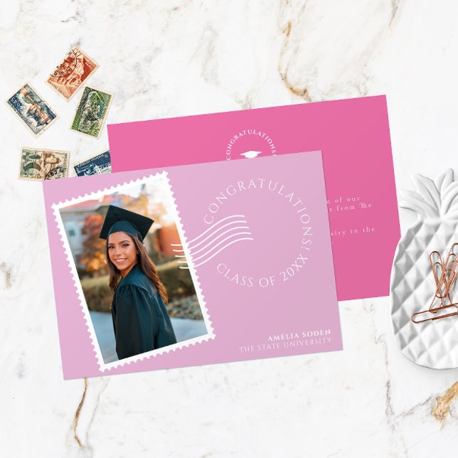 Anuncio Diseño moderno de estampado de póster: Graduación  (Front and Back of a modern photo graduation announcement card with postage stamp frame in bold pink.)