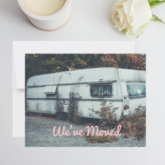 Anuncio Divertido Nos Mudamos Antigua Casa Ruedan Blanca