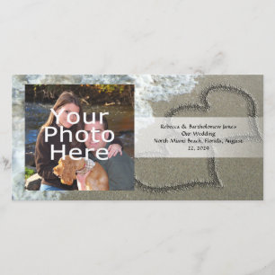 Anuncio Dos corazones de arena en la playa, océano románti