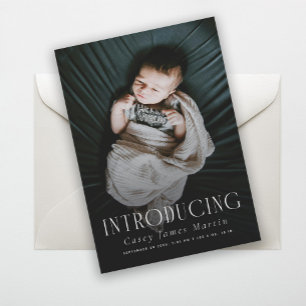 Anuncio Elegant Serif Presentando El Nacimiento De La Foto