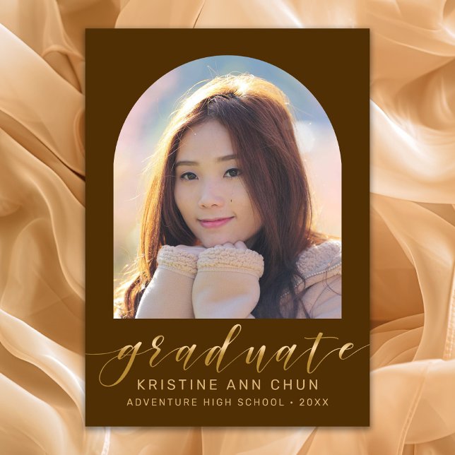Anuncio Elegante Arco Marrón Dorado Foto Graduación Script (Brown and Gold Script Photo Graduation Announcement)
