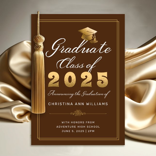 Anuncio Elegante Clase de Guión Dorado Marrón de Graduado  (Elegant Brown Gold Script Class of 2025 Graduation Announcement)