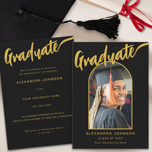 Anuncio Elegante escritura de graduación de foto arco negr (Minimalist black and gold elegant script graduate photo arch Graduation announcement card)