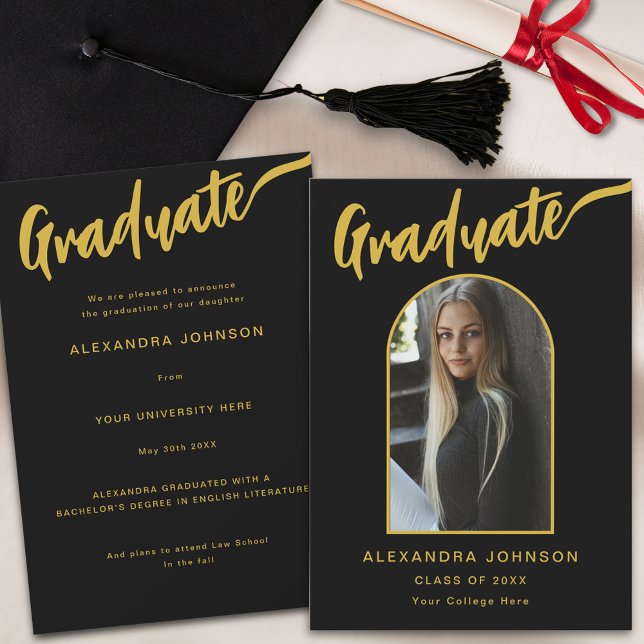 Anuncio Elegante foto de graduados de guiones en negro y o (Minimalist black  and gold calligraphy script graduate photo arch Graduation announcement card)