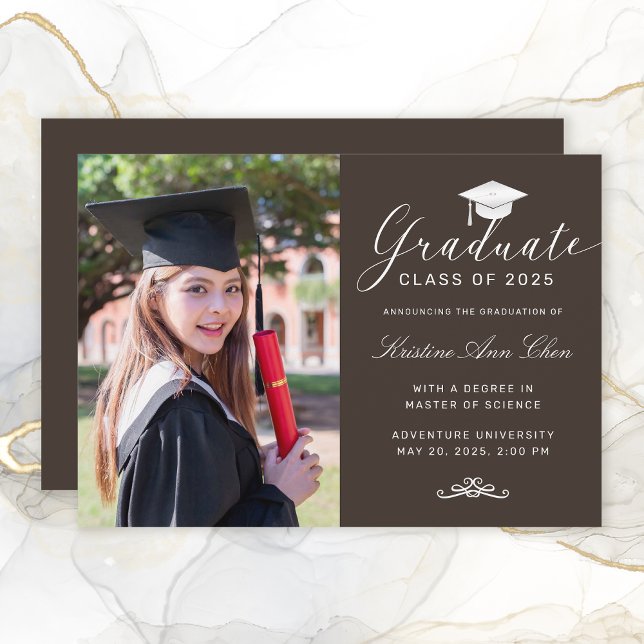 Anuncio Elegante Graduación de foto de rayas blancas marro (Elegant Brown White Script Cap Photo Graduation Announcement)
