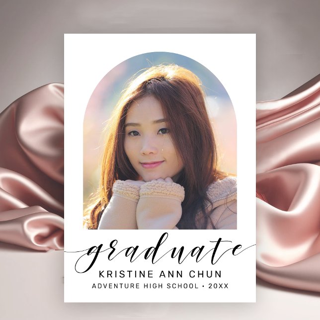 Anuncio Elegante Graduación de Foto del Arco Blanco 2025 (Simple White and Black Photo Graduation Announcement)
