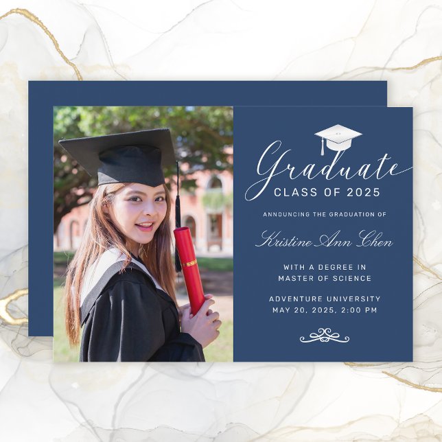 Anuncio Elegante Graduación de foto del tapón azul de guio (Elegant Blue White Script Cap Photo Graduation Announcement)