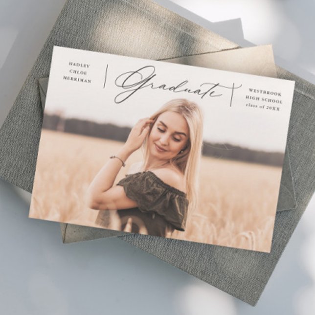 Anuncio Elegante Graduación de Foto Graduada por Script (Elegant script graduate photo graduation announcement invitation.)
