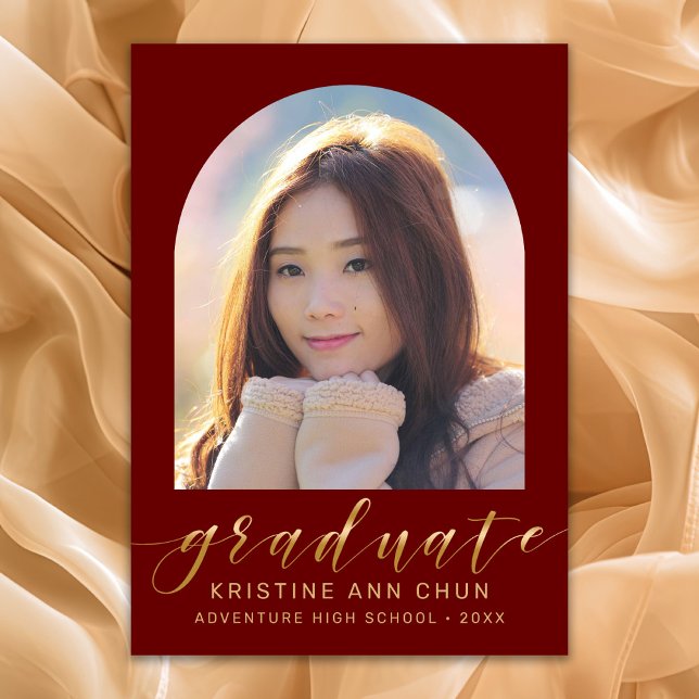 Anuncio Elegante Graduación de Fotos con Guión de Oro Maro (Maroon and Gold Script Photo Graduation Announcement)