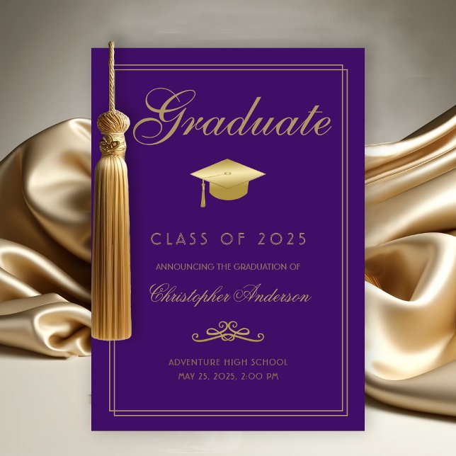 Anuncio Elegante Graduación de Guión Formal Purple Gold (Elegant Graduate Graduation Announcement with Gold Grad Cap, calligraphy script purple background)