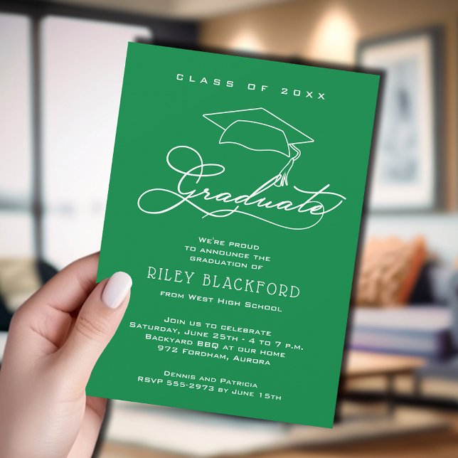 Anuncio Elegante Graduación Verde Brillante (Green graduation announcement cards feature your details in chic white lettering.)