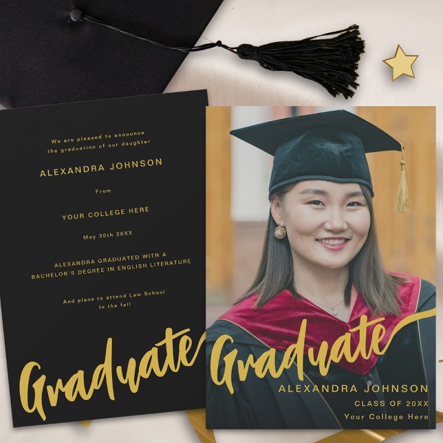Anuncio Elegante Graduado Foto Guión Oro Negro (Minimalist gold script graduate photo black Graduation announcement card)