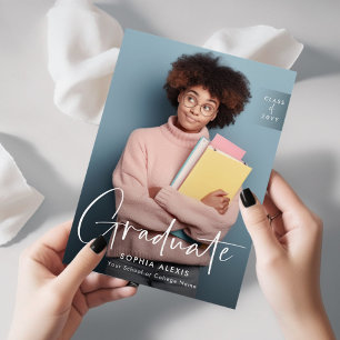 Anuncio Elegante Guión Blanco Sobreposición de dos Graduac