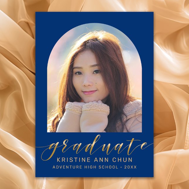 Anuncio Elegante guión de oro del Arco Azul Graduación de  (Blue with Gold Script Photo Graduation Announcement)
